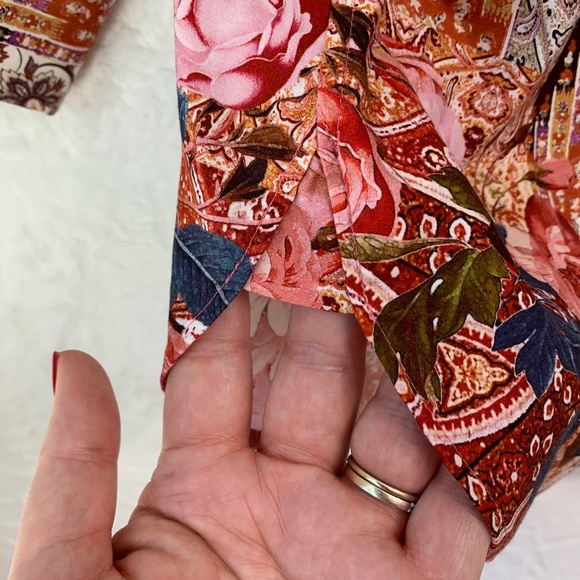 Chico's No Iron Chic Stretch Floral Flip Cuff Button Down Sz 8 - Picture 6 of 10